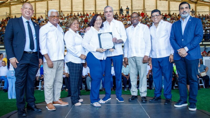 Presidente Abinader entrega 1,500 títulos que dan seguridad jurídica a 6,000 personas en El Almirante II y protegen el patrimonio de sus familias