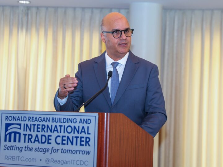 Igor Rodríguez muestra avances de la aviación civil dominicana en Washington