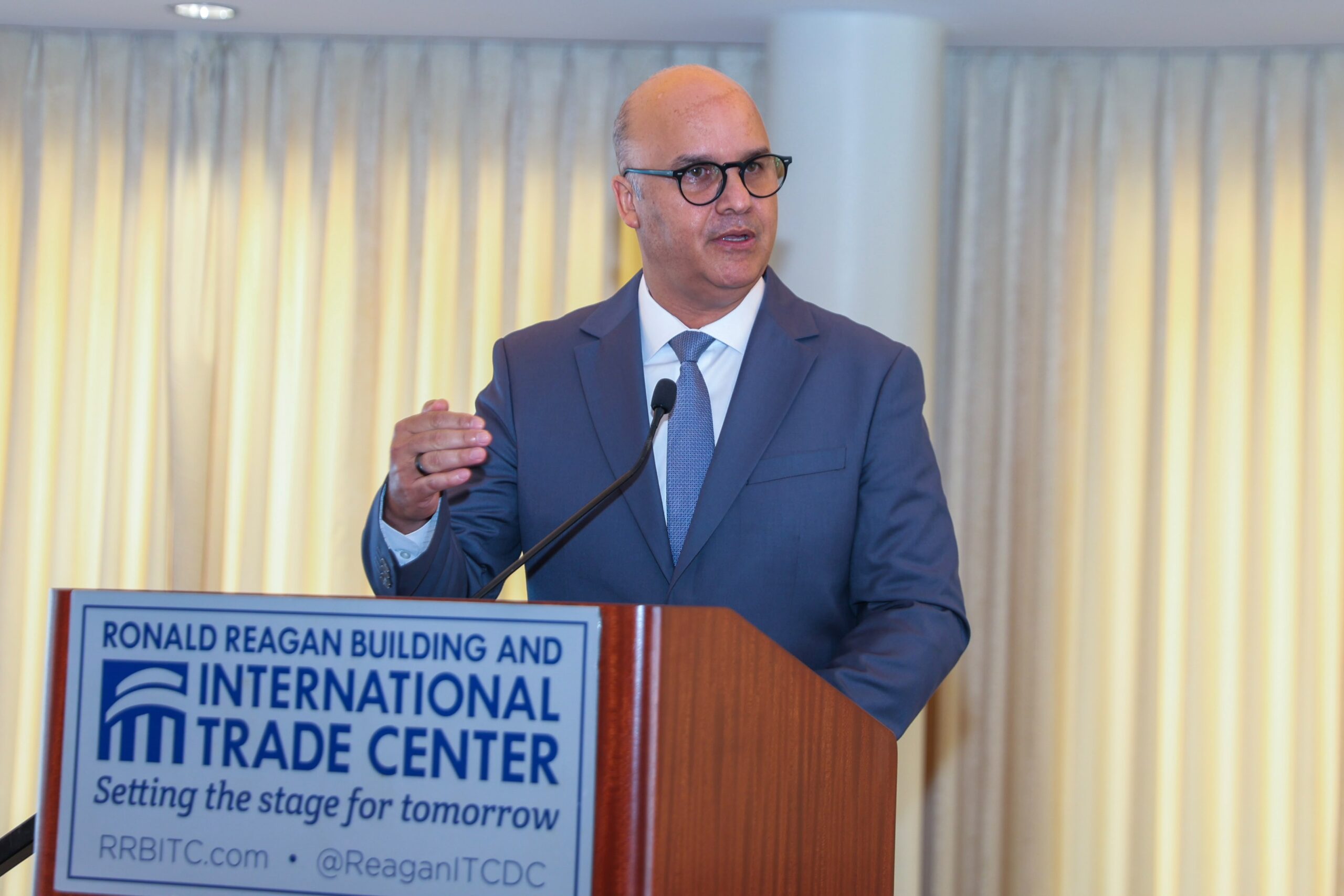 Igor Rodríguez muestra avances de la aviación civil dominicana en Washington