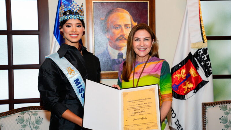 Carolina Mejía reconoce como hija adoptiva de Santo Domingo a Joheirry Mola, Miss Mundo 2026