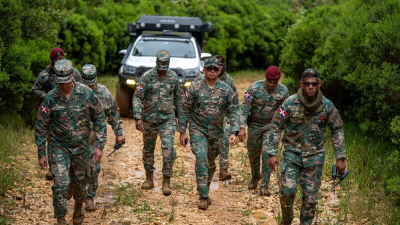 Comandante General del ERD inspecciona la línea fronteriza sur para fortalecer la seguridad y el bienestar de las tropas.