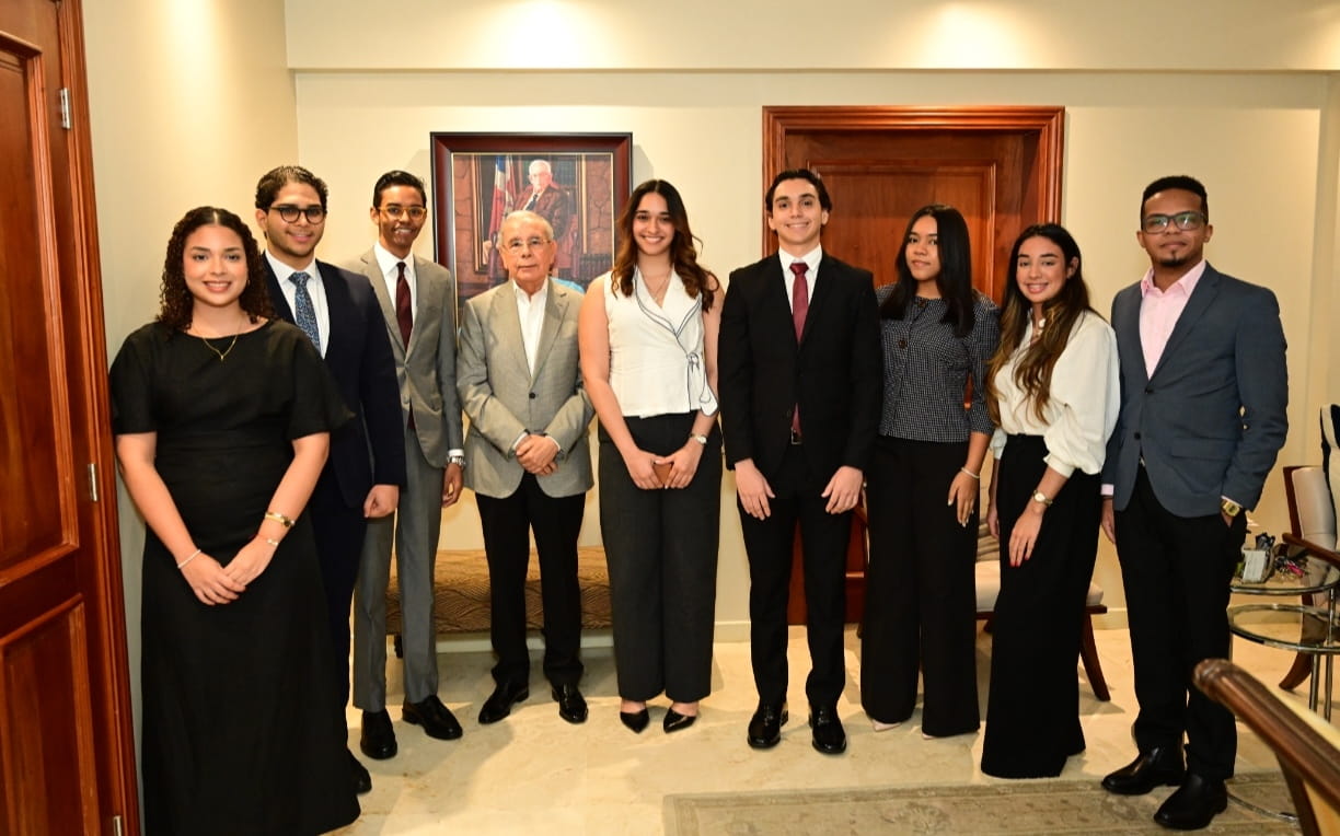 Nueva directiva del Club de Ideas Políticas de la PUCMM se reúne con el presidente del PLD, Danilo Medina