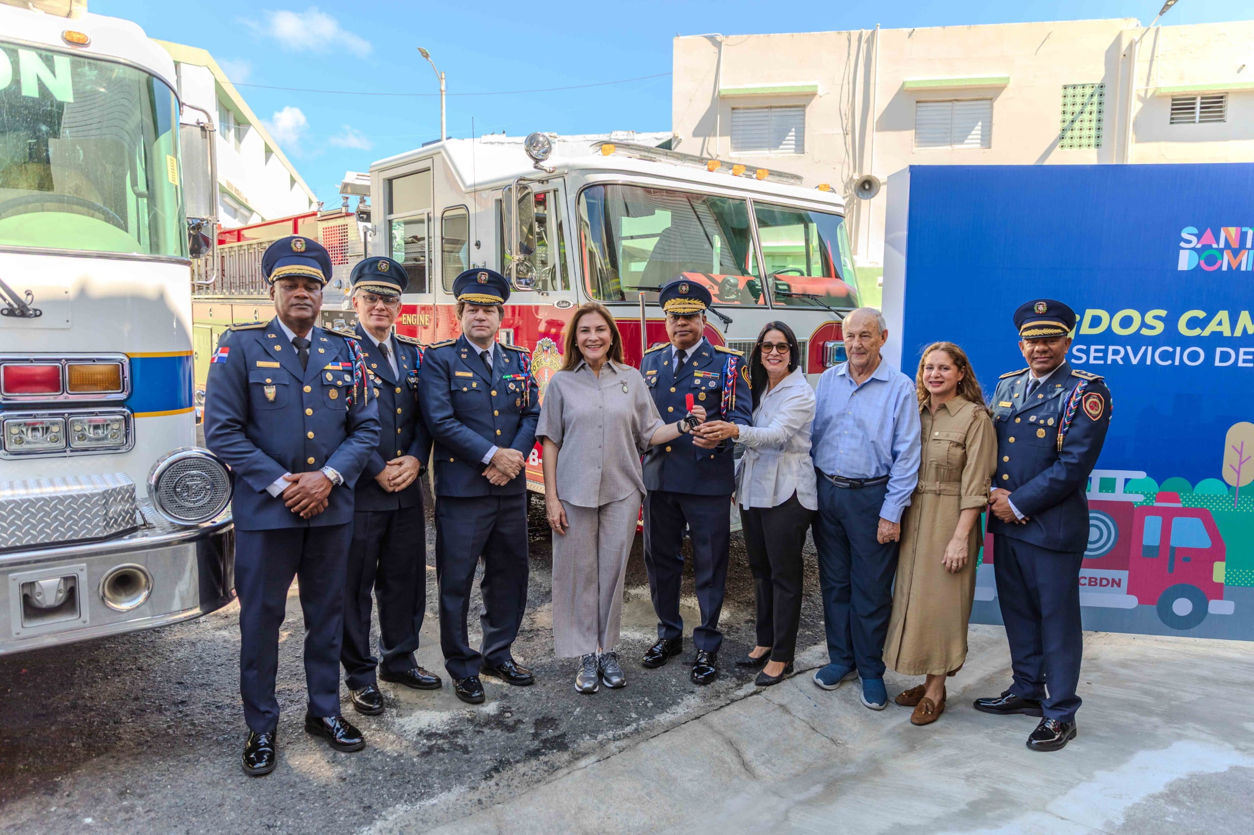 Carolina Mejía entrega dos camiones para fortalecer capacidad del Cuerpo de Bomberos del DN