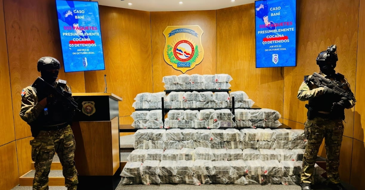 Se estrecha cerco contra Narcotráfico: En extensa operación cae narcolancha con 555 paquetes de cocaína 