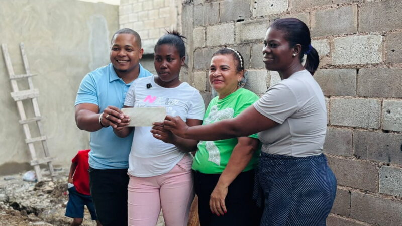 Bernys Mambrú continúa gestionando ayudas sociales para familias vulnerables de Santo Domingo Norte
