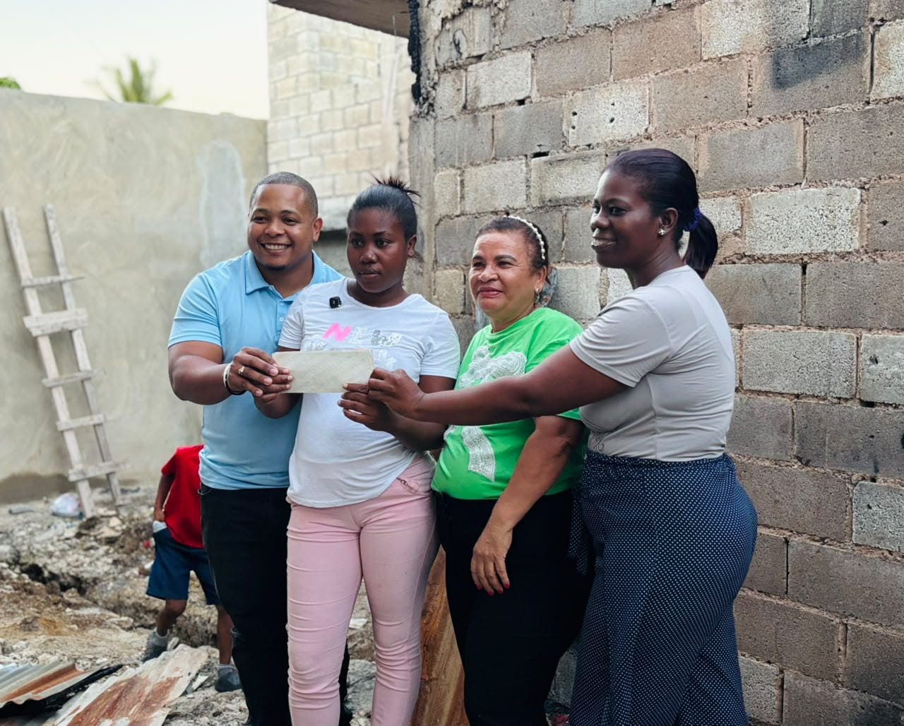 Bernys Mambrú continúa gestionando ayudas sociales para familias vulnerables de Santo Domingo Norte