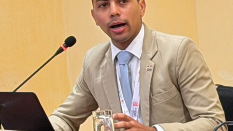 Jurista dominicano advierte sobre desafíos de la inteligencia artificial para proteger a consumidores