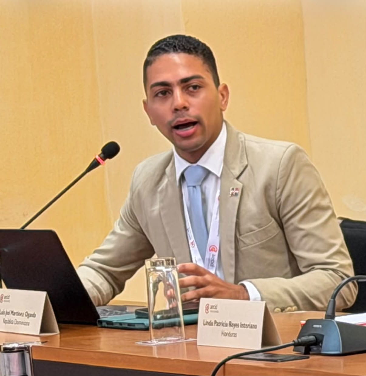 Jurista dominicano advierte sobre desafíos de la inteligencia artificial para proteger a consumidores