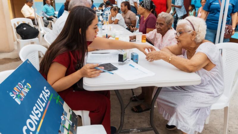 Carolina Mejía continúa llevando bienestar con un operativo médico-social al Hoyo de Bate