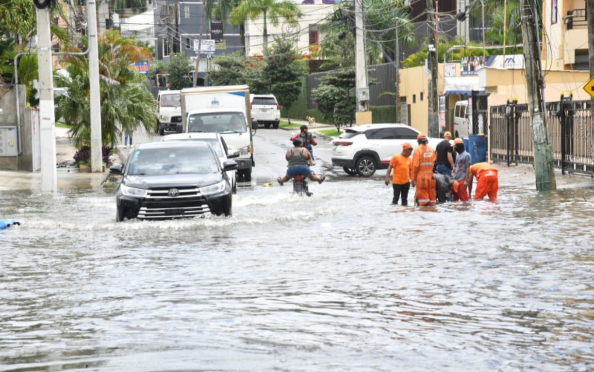 Vaguada mantiene 15 provincias y el Gran Santo Domingo bajo alerta y aviso por aguaceros