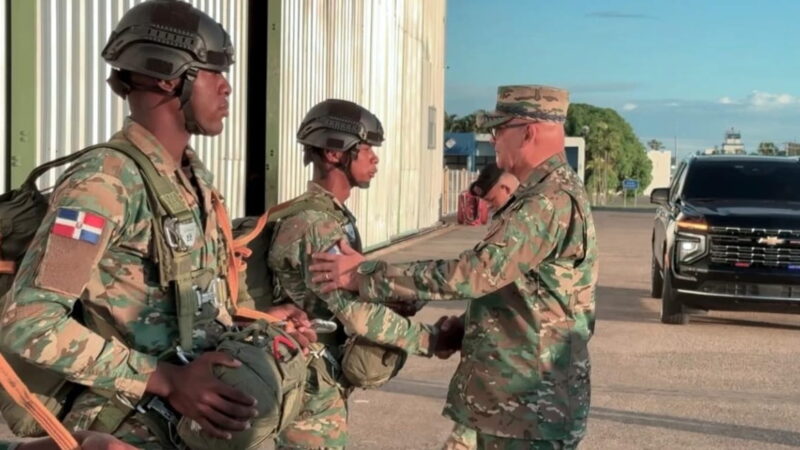 Fuerza Aérea culmina Curso de Paracaidismo Militar con salto de tropa