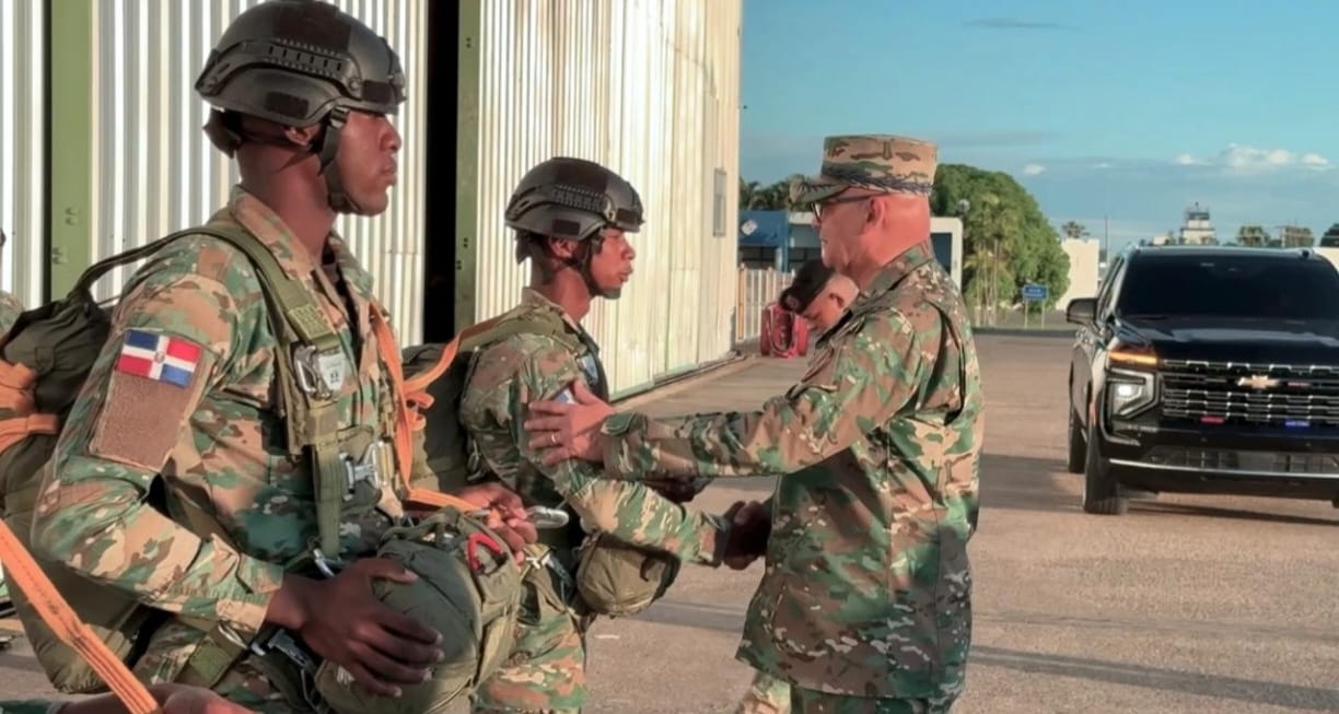 Fuerza Aérea culmina Curso de Paracaidismo Militar con salto de tropa