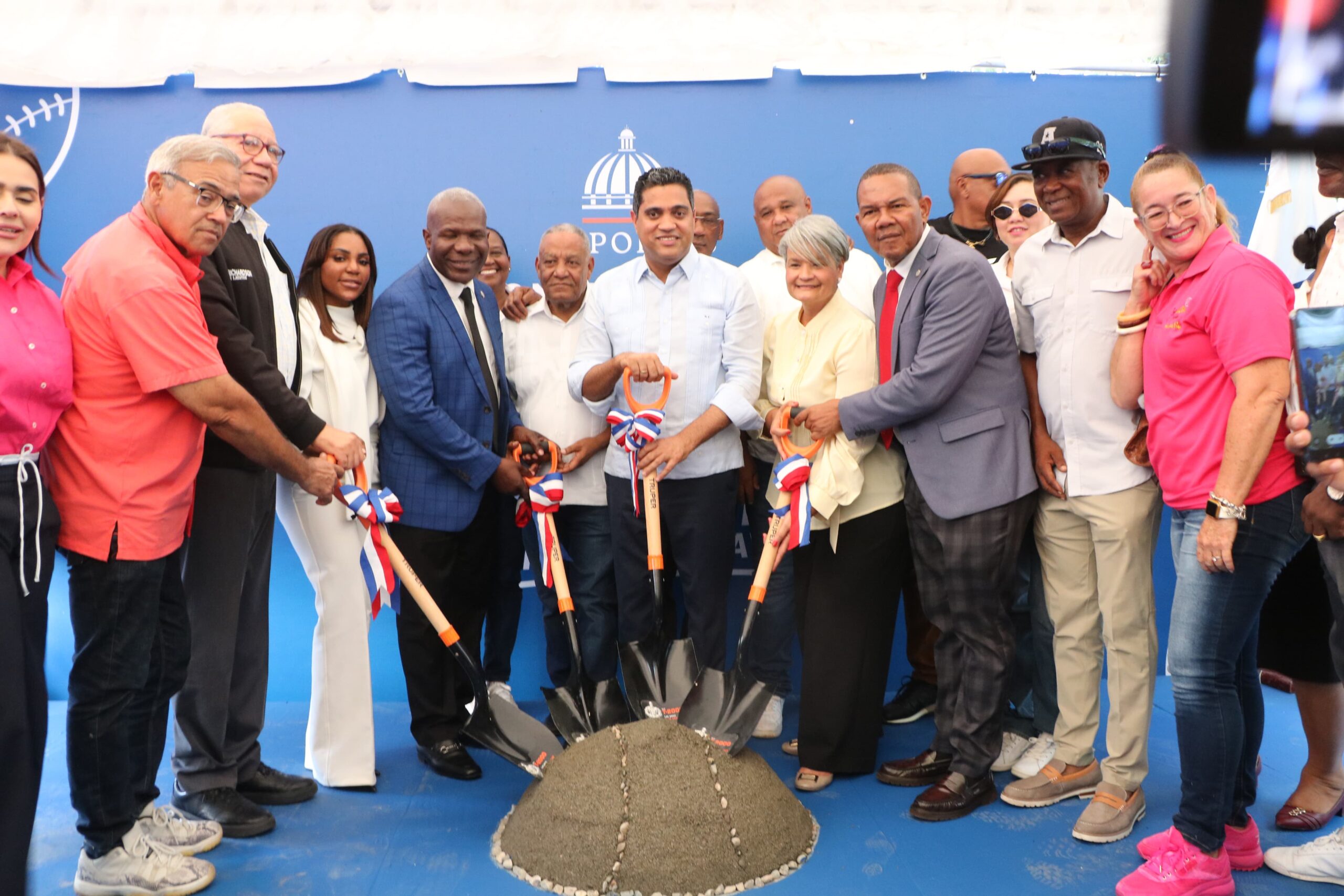 Ministro Kelvin Cruz inicia construcción de moderno play de béisbol en Consuelo, San Pedro de Macorís