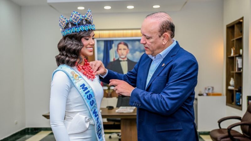 Miss Mundo 2026 Joheirry Mola es reconocida como «Visitante Distinguida» por el Ayuntamiento de Santiago