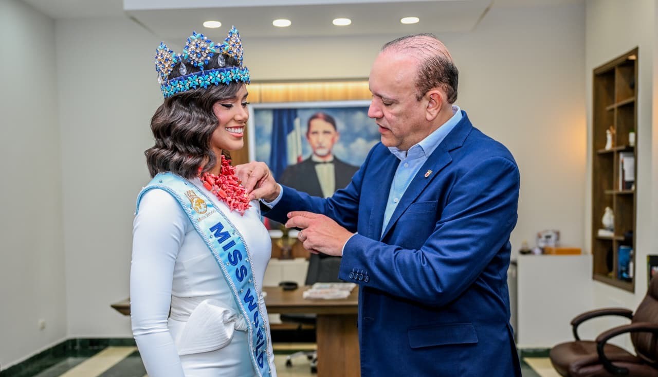 Miss Mundo 2026 Joheirry Mola es reconocida como «Visitante Distinguida» por el Ayuntamiento de Santiago