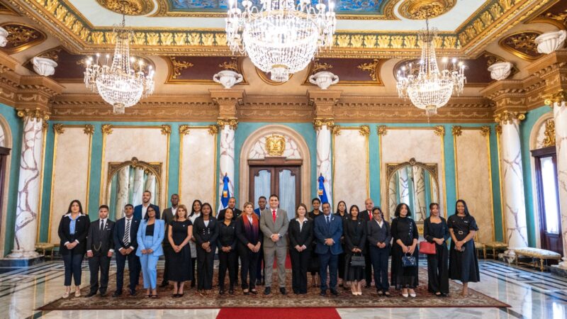 Estudiantes de Relaciones Internacionales del ICOPER recorren el Palacio Nacional en jornada académica
