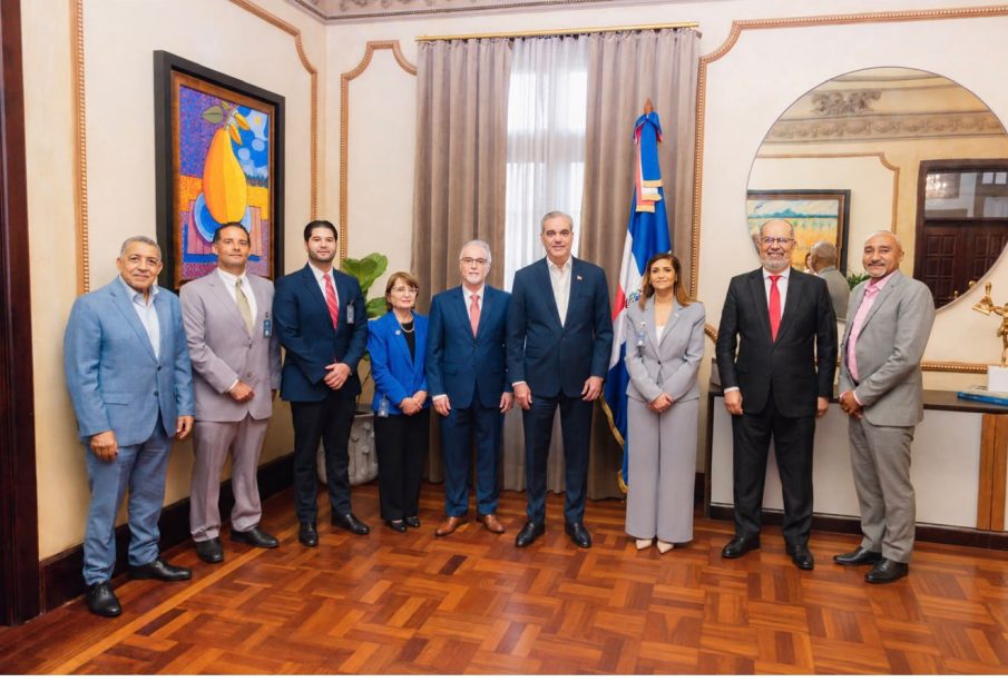 Abinader recibe a directiva de ADORA previo al centenario de la radio en RD