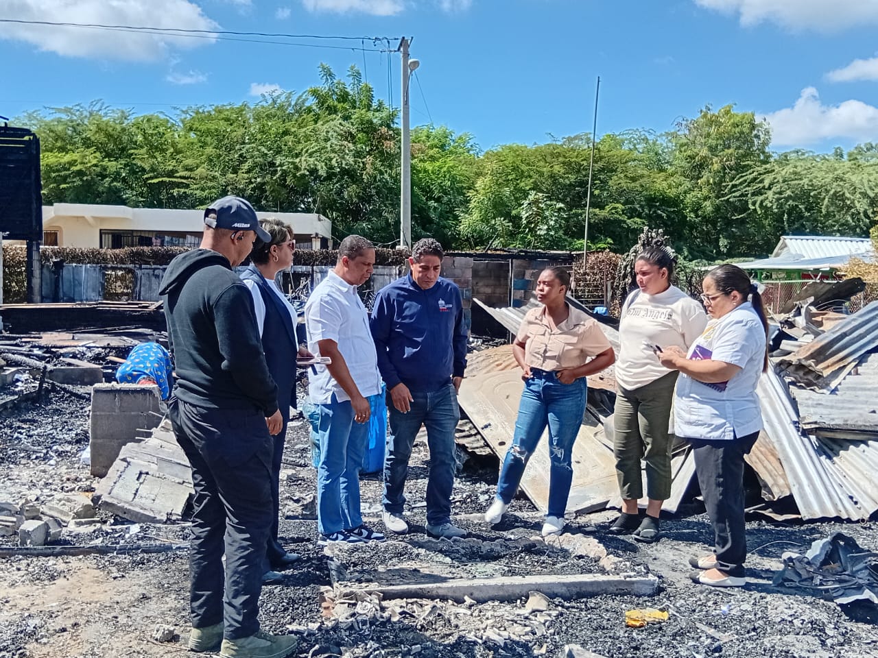Junta Distrital de Hato del Yaque y DASAC auxilian a familias afectadas por incendio