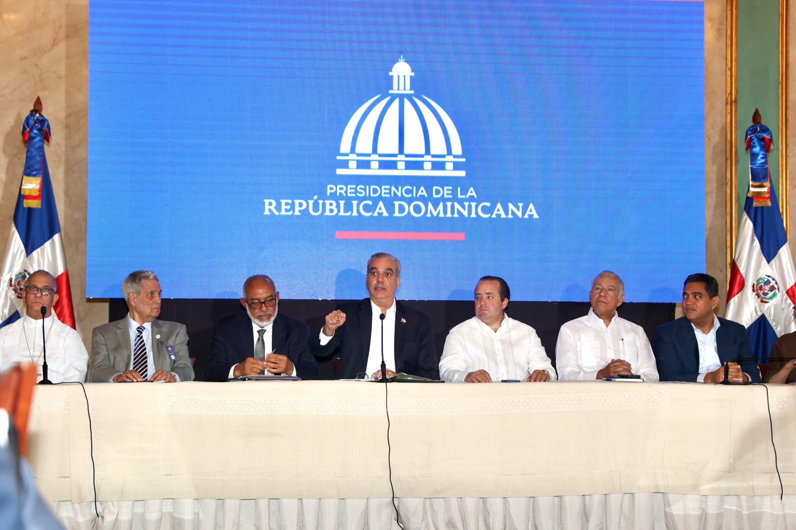 Abinader destaca labor de Comisión de Veeduría en supervisión de más de RD$2,000 millones destinados a obras deportivas