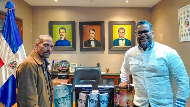 Efemérides Patrias dona libros a Franklin Rodríguez para impulsar la lectura y la educación cívica
