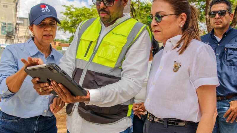 Carolina Mejía supervisa los avances del remozamiento del parque Enriquillo