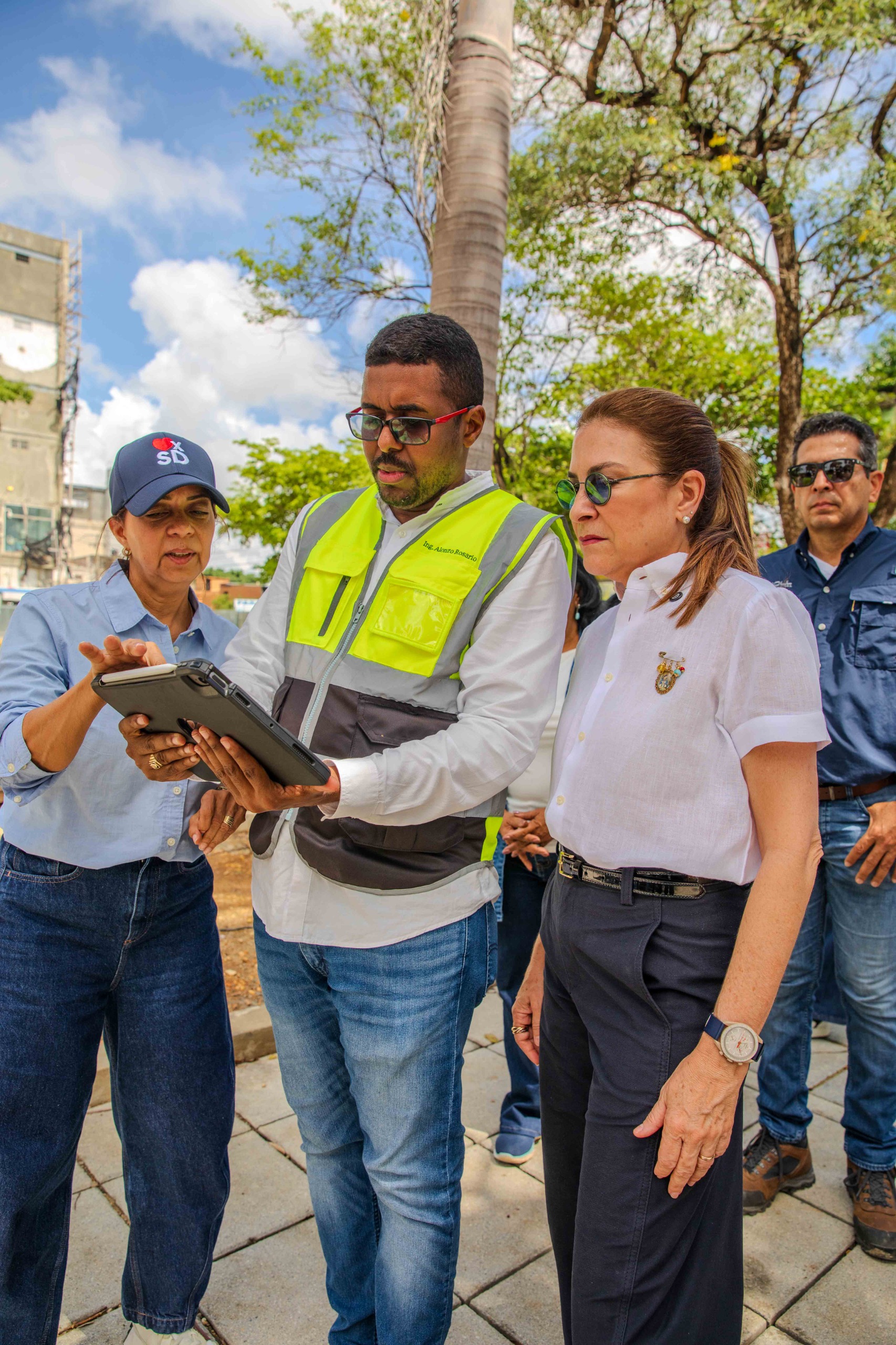 Carolina Mejía supervisa los avances del remozamiento del parque Enriquillo