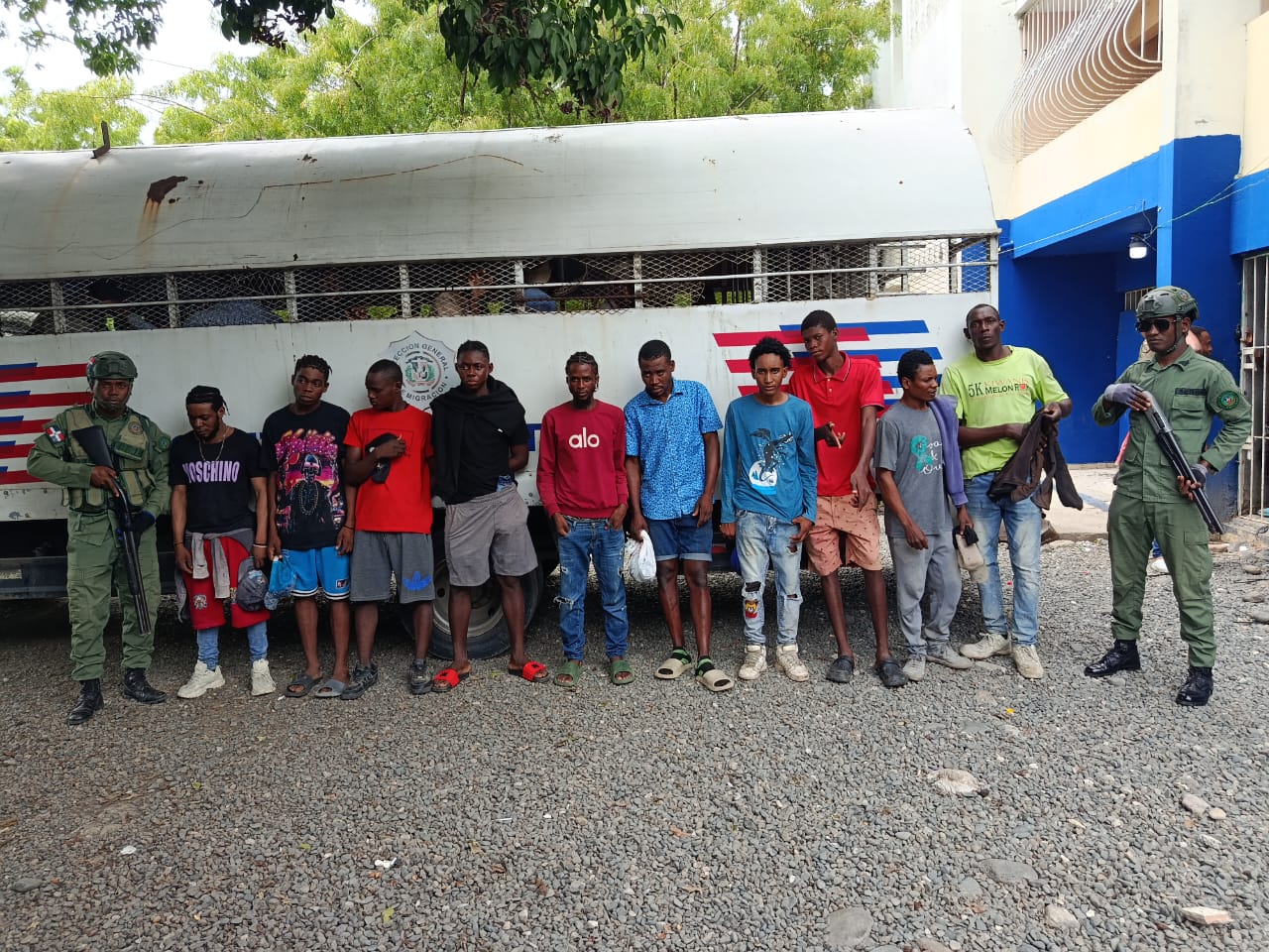 Detienen 128 haitianos en operativos de control migratorio en áreas protegidas