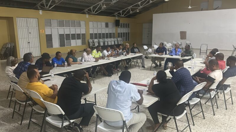 Vecinos y autoridades de Ciudad Juan Bosch acuerdan mesa de trabajo y reuniones mensuales ante desafíos comunitarios