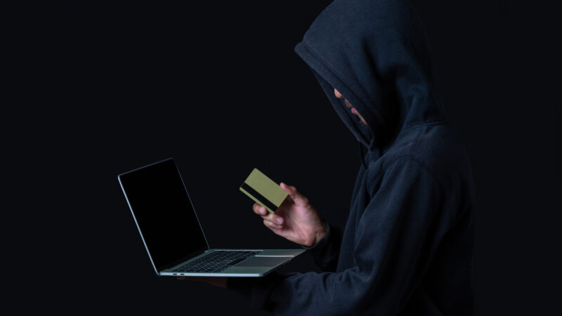 ESET analiza una estafa de inversión que utiliza medios falsos, figuras públicas y la identidad de una empresa financiera real