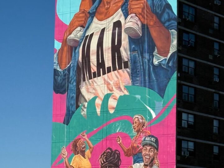 Angurria pinta en el Bronx el mural más alto de Estados Unidos: una mujer en rolos a 29 pisos de altura