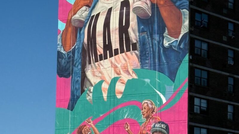 Angurria pinta en el Bronx el mural más alto de Estados Unidos: una mujer en rolos a 29 pisos de altura