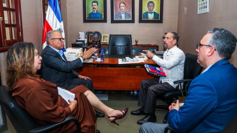Efemérides Patrias realiza donación de libros y obra artística a Unapec