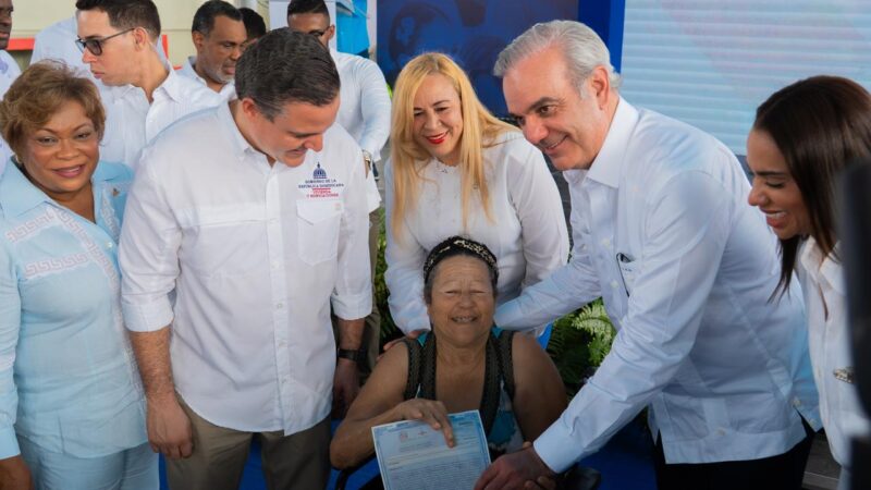 Presidente Luis Abinader y ministro Jean Luis Rodríguez encabezan entrega de títulos de propiedad en Santo Domingo Norte y apartamentos en Santo Domingo Este