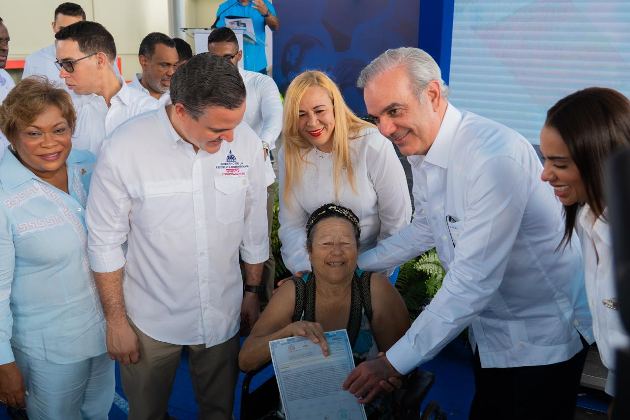 Presidente Luis Abinader y ministro Jean Luis Rodríguez encabezan entrega de títulos de propiedad en Santo Domingo Norte y apartamentos en Santo Domingo Este