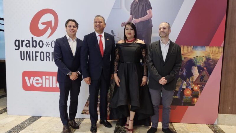 Grabo Estilo presenta las últimas tendencias en uniformes profesionales de Velilla durante desfile en Santo Domingo