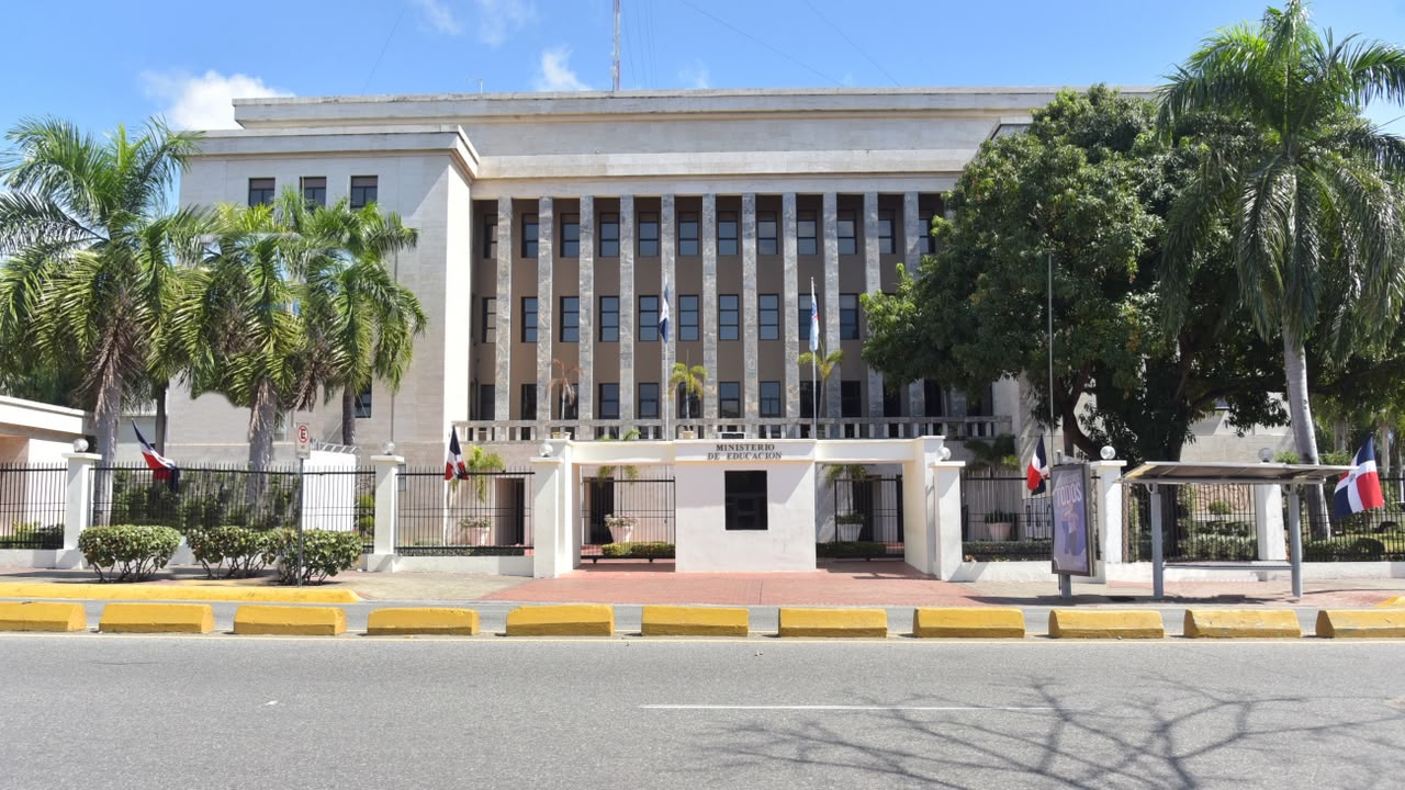 Ministerio de Educación mantiene suspensión de docencia en zonas vulnerables de provincias bajo alerta amarilla