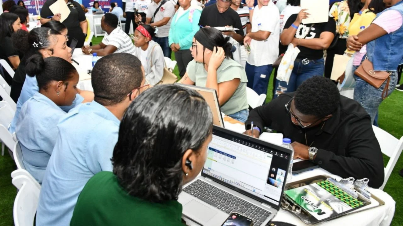 Miles de personas acuden a la jornada de empleos turísticos del Ministerio de Trabajo en La Romana