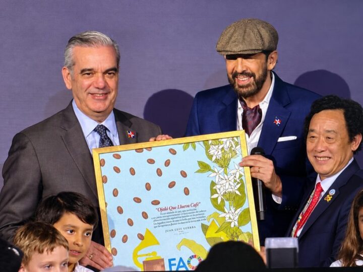 Juan Luis Guerra recibe histórico homenaje de la FAO por “Ojalá que llueva café”