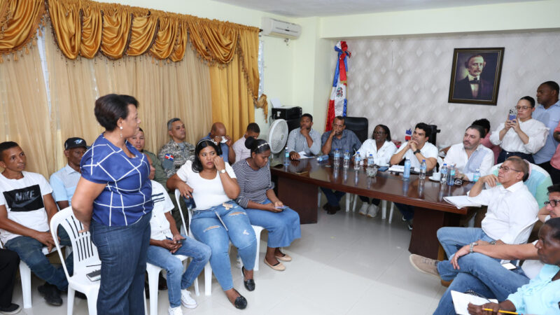 Wellington Arnaud sostiene encuentro con comunitarios de Hato Damas; acueducto avanza en un 90 %