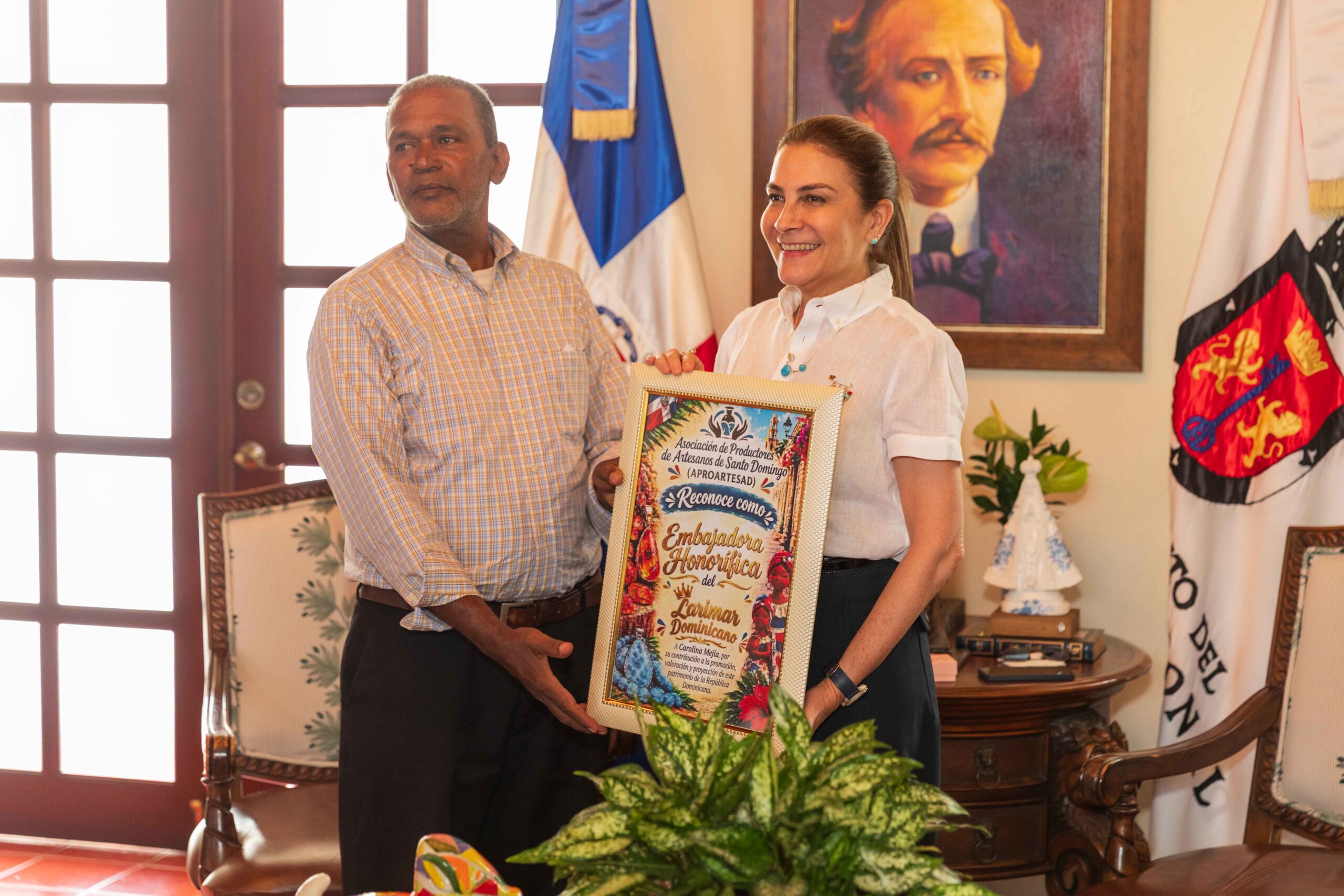 Reconocen a Carolina Mejía como embajadora del larimar dominicano
