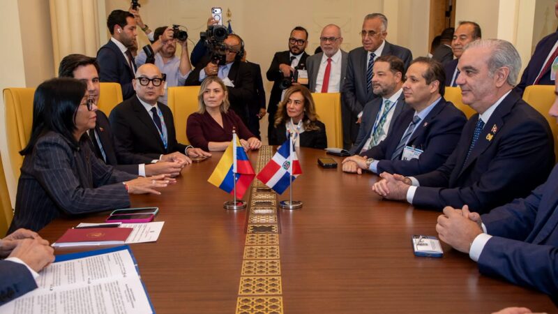 El presidente Luis Abinader y la presidenta interina de Venezuela, Delcy Rodríguez, abordan cooperación energética, relaciones consulares y turismo en reunión bilateral en Roma